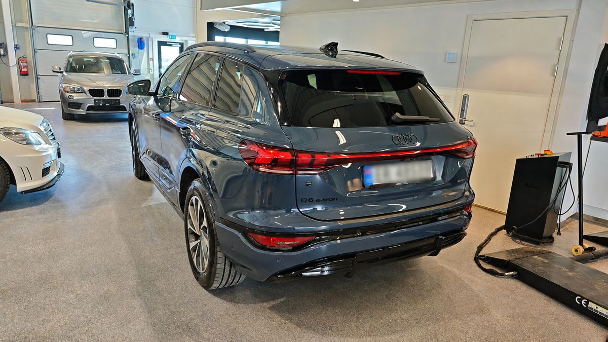 Grå Audi Q6 e-tron ferdig detaljert i showroom hos Arcas Detailing AS