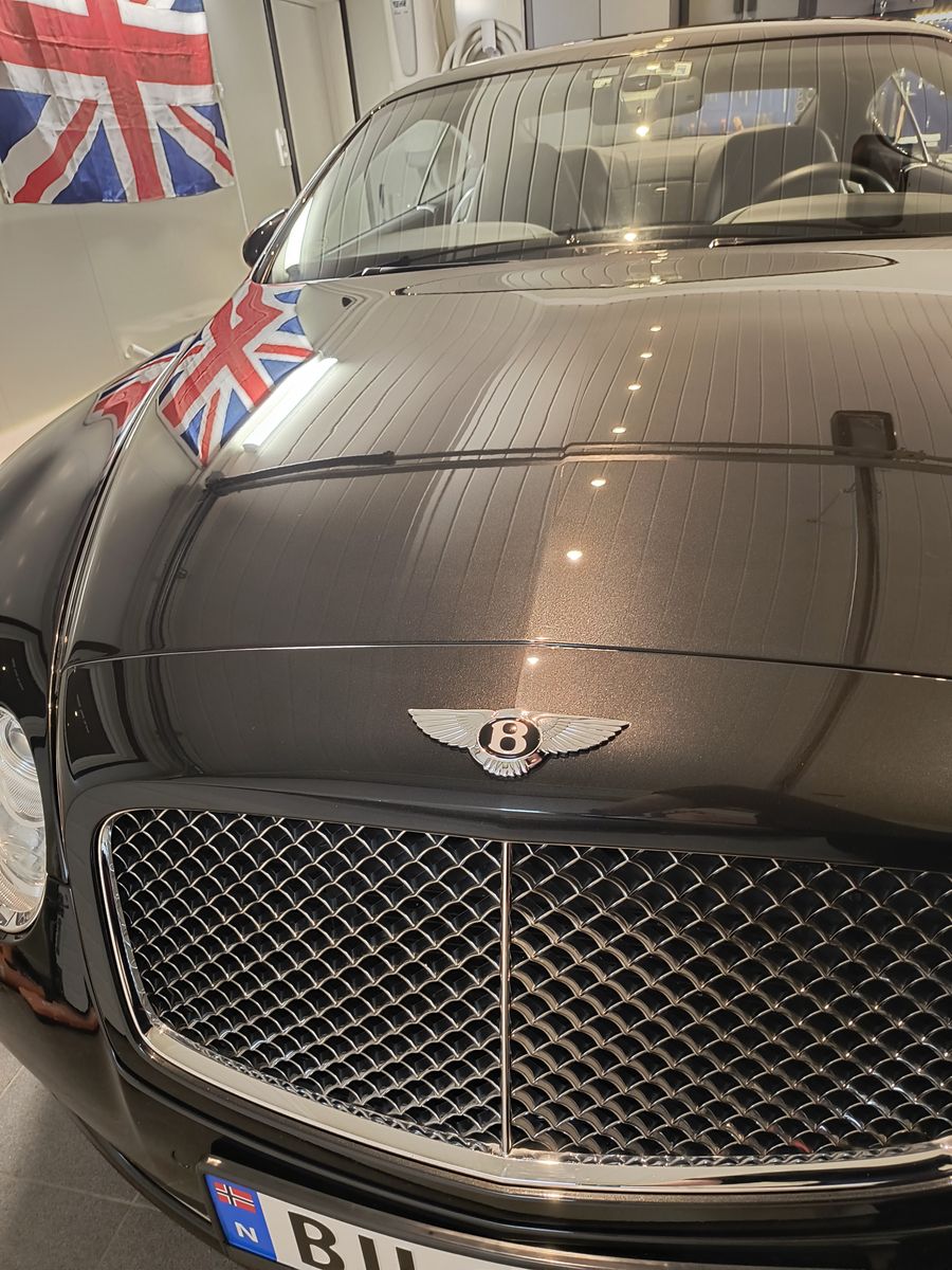 Bentley med nypolert panser og grill etter lakkbehandling