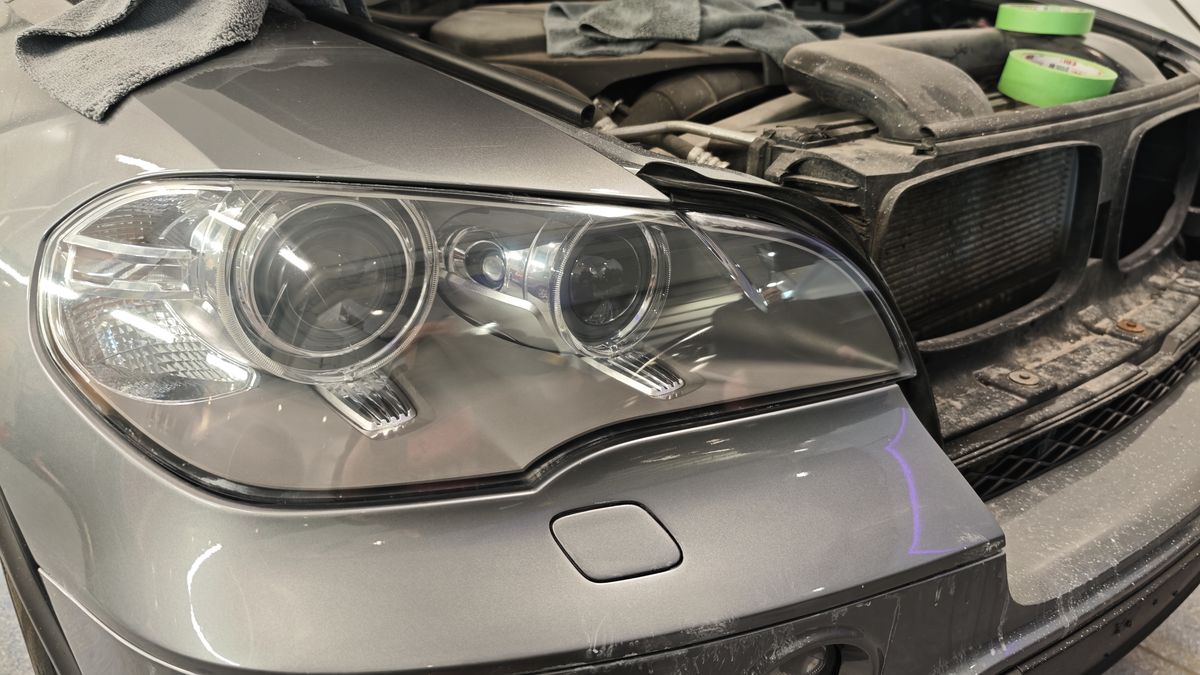 Matt og gulnet frontlykt på BMW før lyktrestaurering