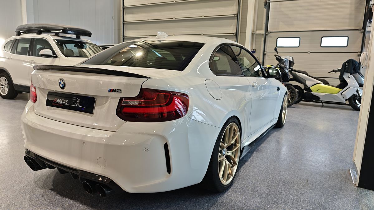Hvit BMW M2 med bakvinge, ferdig behandlet hos Arcas Detailing AS i Bodø