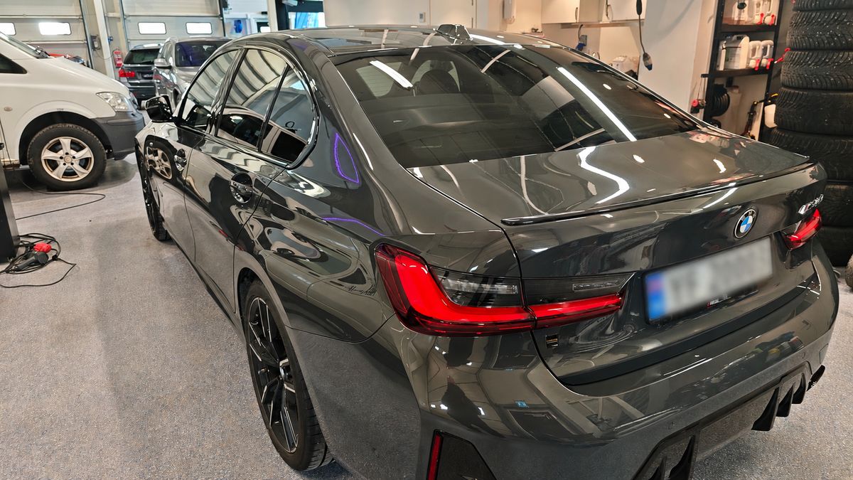 Mørk grå BMW M3 med dyp glans i verkstedet på Rønvikfjæra