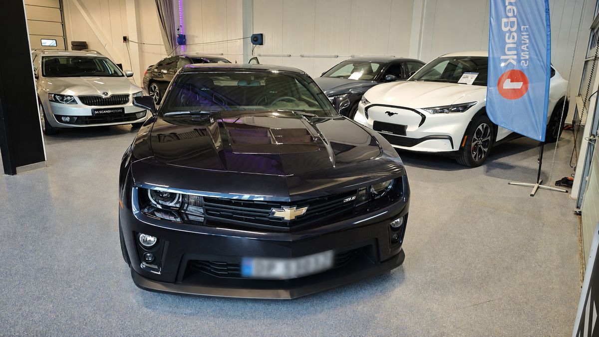 Sort Chevrolet Camaro klargjort og detaljert i showroom