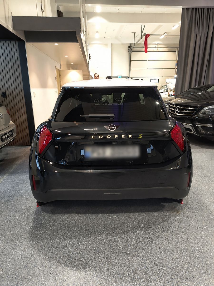 Sort Mini Cooper S sett bakfra, ferdig detaljert i showroom