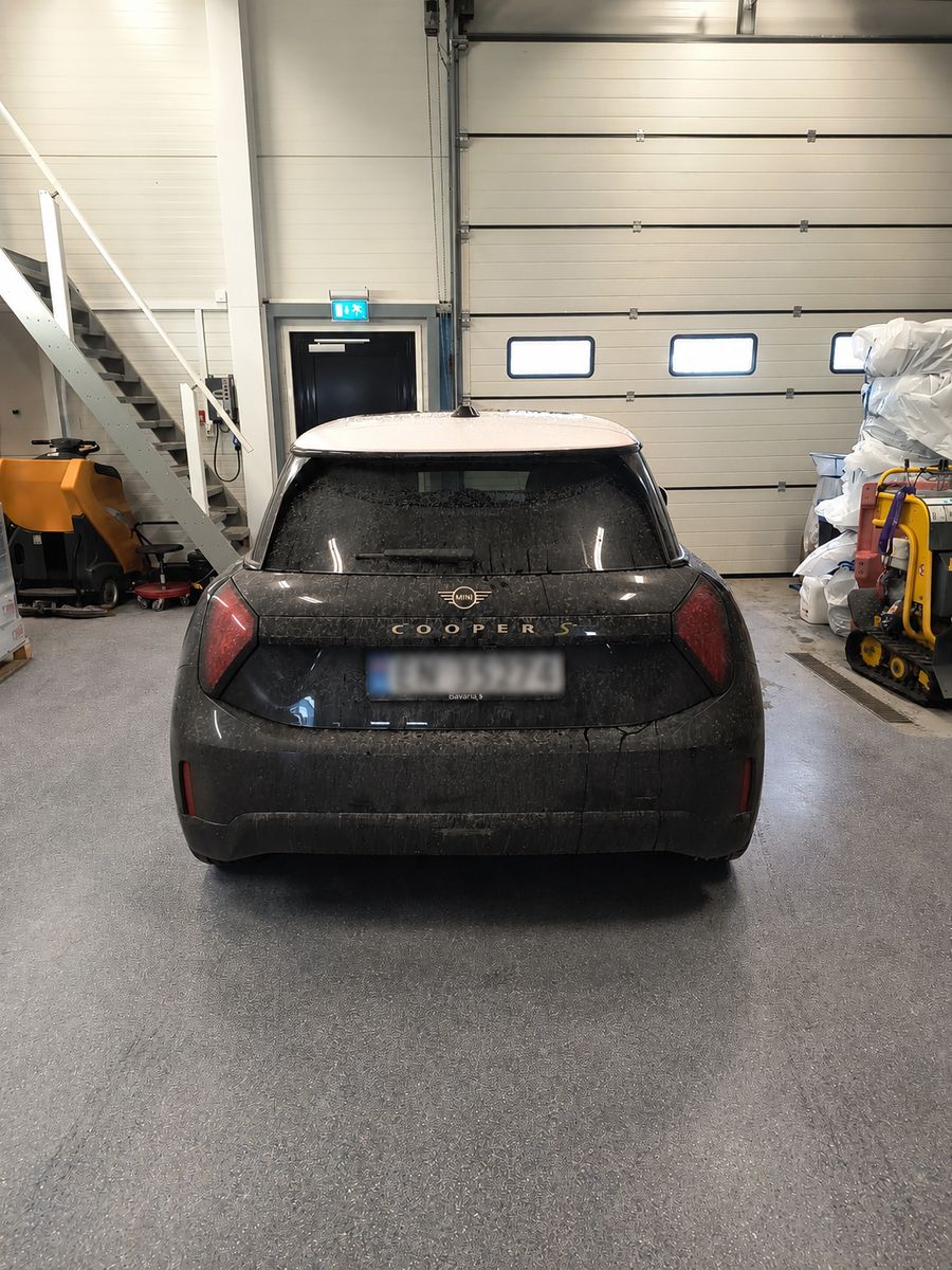 Sort Mini Cooper S sett bakfra i verkstedet på Rønvikfjæra