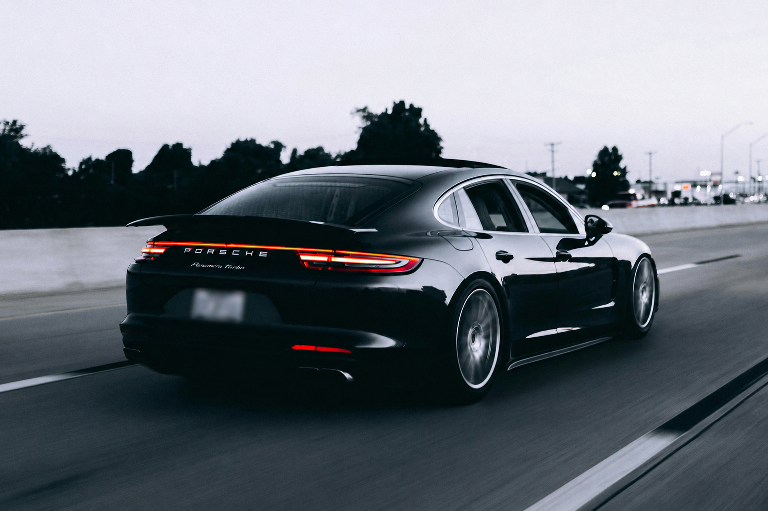 Svart Porsche Panamera i fart — Arcas Detailing AS i Bodø