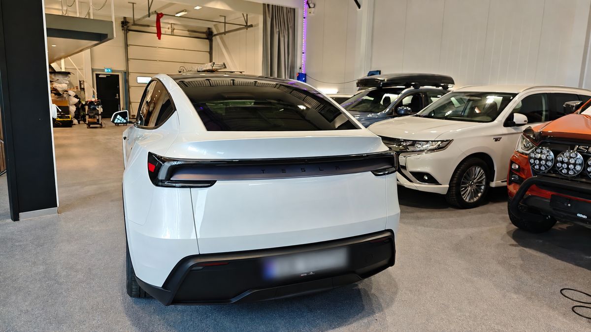 Hvit Tesla Model Y sett bakfra, ferdig behandlet